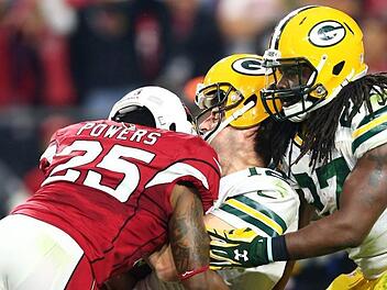 Harte Zusammenstöße, wie es sie häufig im American Football gibt - hier beim Spiel der Arizona Cardinals gegen die Green Bay Packers -, können schwerwiegende gesundheitliche Folgen haben. Nicht nur im Profisport.  Foto: Mark Jrebilas, Witters