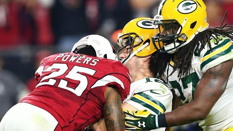 Harte Zusammenstöße, wie es sie häufig im American Football gibt - hier beim Spiel der Arizona Cardinals gegen die Green Bay Packers -, können schwerwiegende gesundheitliche Folgen haben. Nicht nur im Profisport.  Foto: Mark Jrebilas, Witters