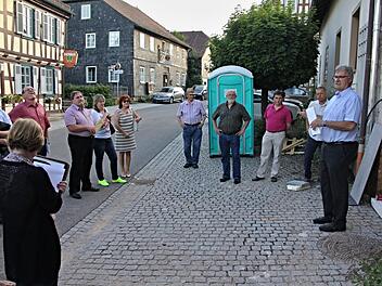 Mit einer Ortseinsicht an der künftigen "Bürgerwerkstatt", gegenüber dem Rathaus, begann die Gemeinderatsitzung am Montag. Bürgermeister Helmut Dietz (rechts) und die beiden Architekten, Martin Burgsmüller und Thomas Peetz (weiter von rechts), gaben zur Gestaltung der "Bürgerwerkstatt" Erläuterungen.   Fotos: Helmut Will