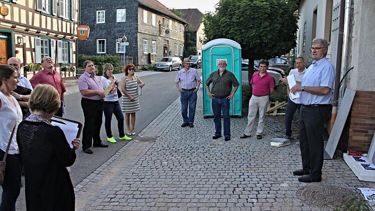 Mit einer Ortseinsicht an der künftigen "Bürgerwerkstatt", gegenüber dem Rathaus, begann die Gemeinderatsitzung am Montag. Bürgermeister Helmut Dietz (rechts) und die beiden Architekten, Martin Burgsmüller und Thomas Peetz (weiter von rechts), gaben zur Gestaltung der "Bürgerwerkstatt" Erläuterungen.   Fotos: Helmut Will
