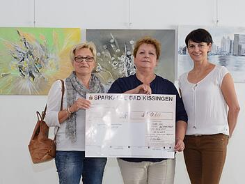 Andrea Green (von links), Vera Marko und Susanne Michel bei der Spendenübergabe.  Foto: Björn Hein