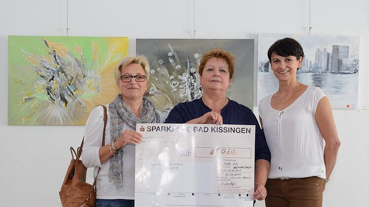 Andrea Green (von links), Vera Marko und Susanne Michel bei der Spendenübergabe.  Foto: Björn Hein
