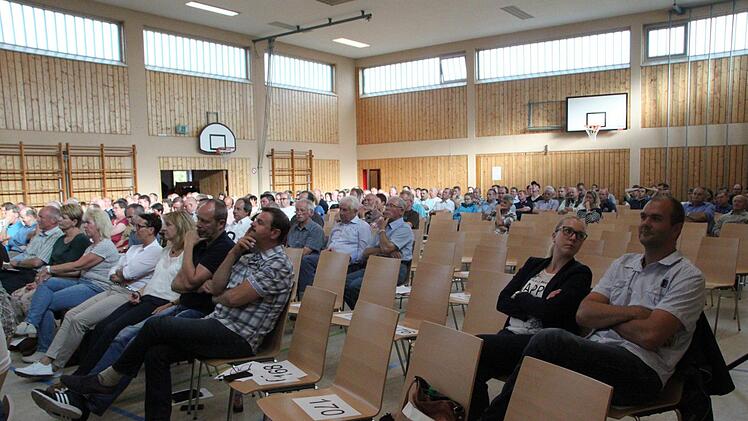 Viele Bürger kamen in die Schondratalhalle. Dennoch blieben etliche Stühle leer. Foto: Ulrike Müller