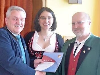 Walter Fleischmann (rechts) wurde für 40 Jahre aktives Musizieren mit der Ehrennadel in Gold durch den Kreisvorsitzenden des NBMB, Wolfgang Müller, geehrt. Mit im Bild Vorsitzende Tanja Kopp.  Foto: K.- H. Hofmann