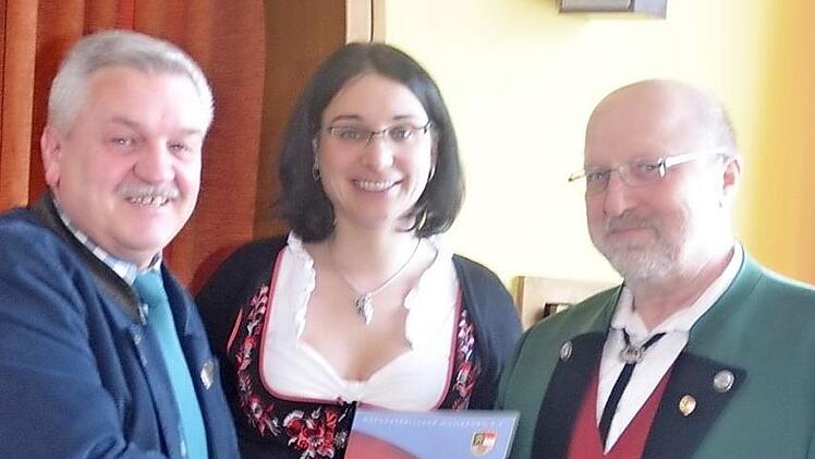 Walter Fleischmann (rechts) wurde für 40 Jahre aktives Musizieren mit der Ehrennadel in Gold durch den Kreisvorsitzenden des NBMB, Wolfgang Müller, geehrt. Mit im Bild Vorsitzende Tanja Kopp.  Foto: K.- H. Hofmann