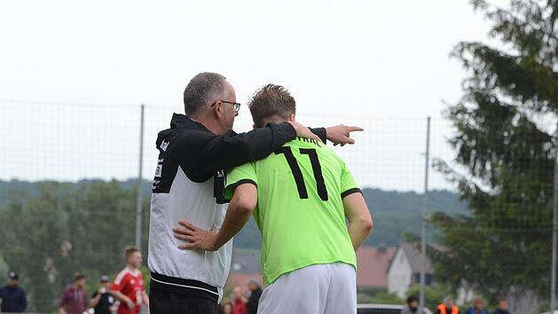 Da gehts lang: Ramsthals Trainer Udo Romeis (links) zeigt Enrico Ott die Richtung an.Andr&eacute; Keller