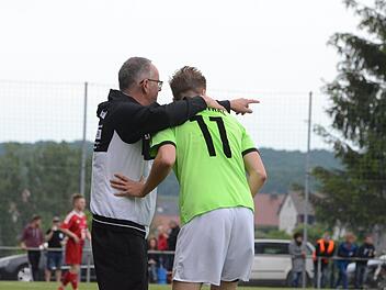 Da gehts lang: Ramsthals Trainer Udo Romeis (links) zeigt Enrico Ott die Richtung an.André Keller