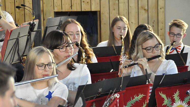 Die Trachtenkapelle des Musikvereines Schondra ist für gehobene Blasmusik bekannt. So auch bei ihrem Mottokonzert zum Thema Amerika, mit dem sie die Zuhörer überraschte.Foto: Peter Klopf