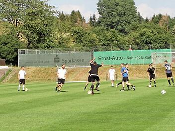 Auf diesem schönen Rasenplatz geht die Erste Mannschaft auf Punktejagd, in der kommenden Saison sogar in der Kreisliga. Zum Jubiläum schafften die Fußballer den Aufstieg. Dahinter liegt das Tennisheim mit den Tennisplätzen.  Günther Geiling