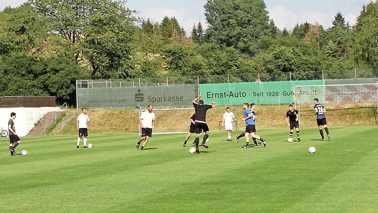 Auf diesem schönen Rasenplatz geht die Erste Mannschaft auf Punktejagd, in der kommenden Saison sogar in der Kreisliga. Zum Jubiläum schafften die Fußballer den Aufstieg. Dahinter liegt das Tennisheim mit den Tennisplätzen.  Günther Geiling