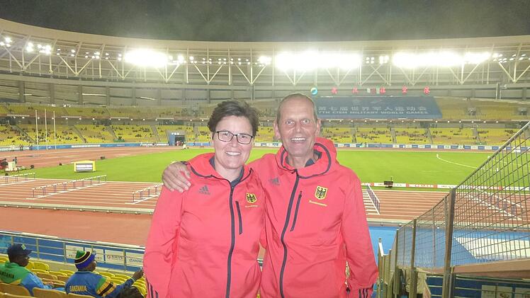 Simone Mathes (links) und Markus Clostermann (rechts) betreuten die Leichtathleten der Bundeswehr bei den Military Games in China. Fotos: privat