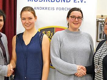 Die Kreisvorsitzende Claudia Heim, die Dirigentinnen Monika Herbst und Anna Hack und die stellvertretende Landrätin Rosi Kraus (v. l.) Foto: Wirth