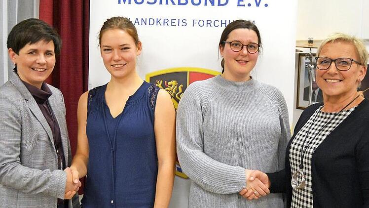 Die Kreisvorsitzende Claudia Heim, die Dirigentinnen Monika Herbst und Anna Hack und die stellvertretende Landrätin Rosi Kraus (v. l.) Foto: Wirth