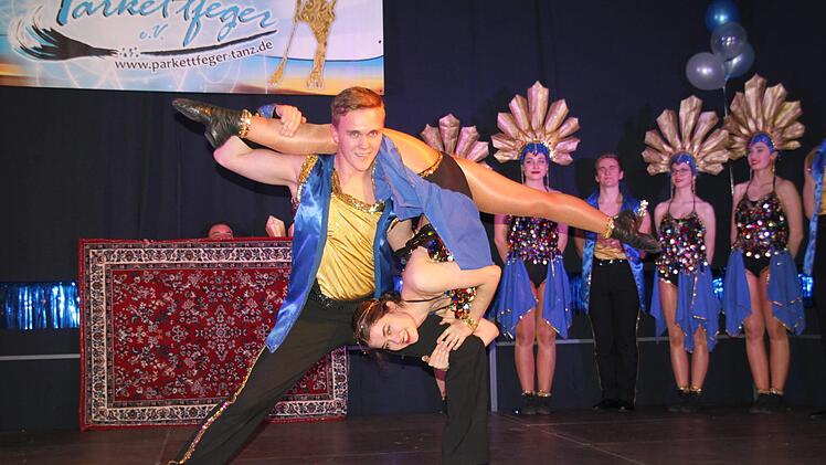Die Prinzengarde der  "Narhalla Windischeschenbach" mit ihrem Showtanz Orient. Foto: Stephan  Stöckel