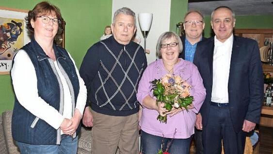 Das Bild zeigt die Eheleute Karl und Helga Judex mit ihrer Tochter Kerstin, als (von rechts) B&uuml;rgermeister Robert H&uuml;mmer und SPD-Ortsvereinsvorsitzender Karlheinz Hofmann zum Ehejubil&auml;um ihre Gratulationen &uuml;berbrachten. Foto: Dieter Radziej
