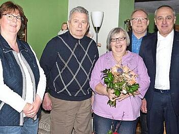 Das Bild zeigt die Eheleute Karl und Helga Judex mit ihrer Tochter Kerstin, als (von rechts) Bürgermeister Robert Hümmer und SPD-Ortsvereinsvorsitzender Karlheinz Hofmann zum Ehejubiläum ihre Gratulationen überbrachten. Foto: Dieter Radziej