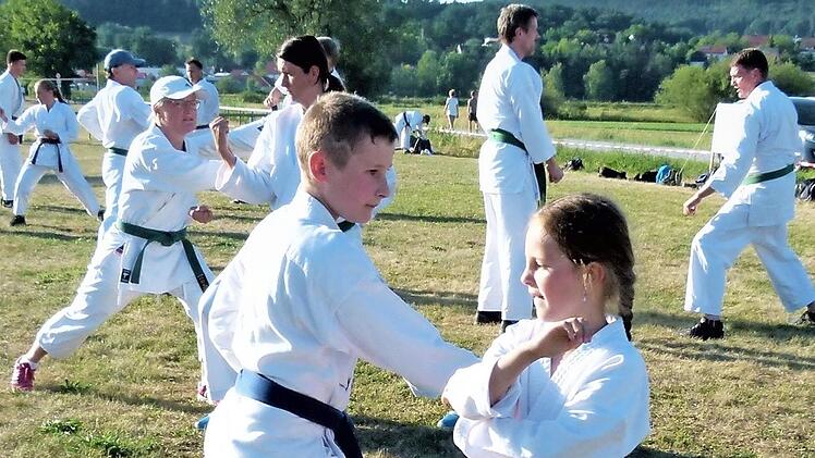 Mehr als 50 Karatekas aus den Dojo-Gasshuku von Kulmbach, Bayreuth, Hollfeld und Waischenfeld gingen eine Woche lang am Oberauhof wieder dem geliebten Karatesport nach.  Foto: Werner Reißaus