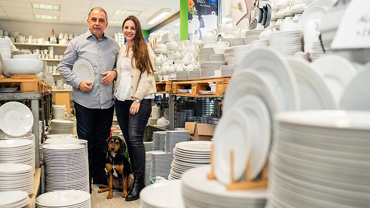 Frau Vlassiadi und Ihr Vater - das Duo legt in seinem Geschäft "VP Porzellan" in der Fürther Straße vor allem Wert auf kompetente Beratung. Foto: ebay Deutschland