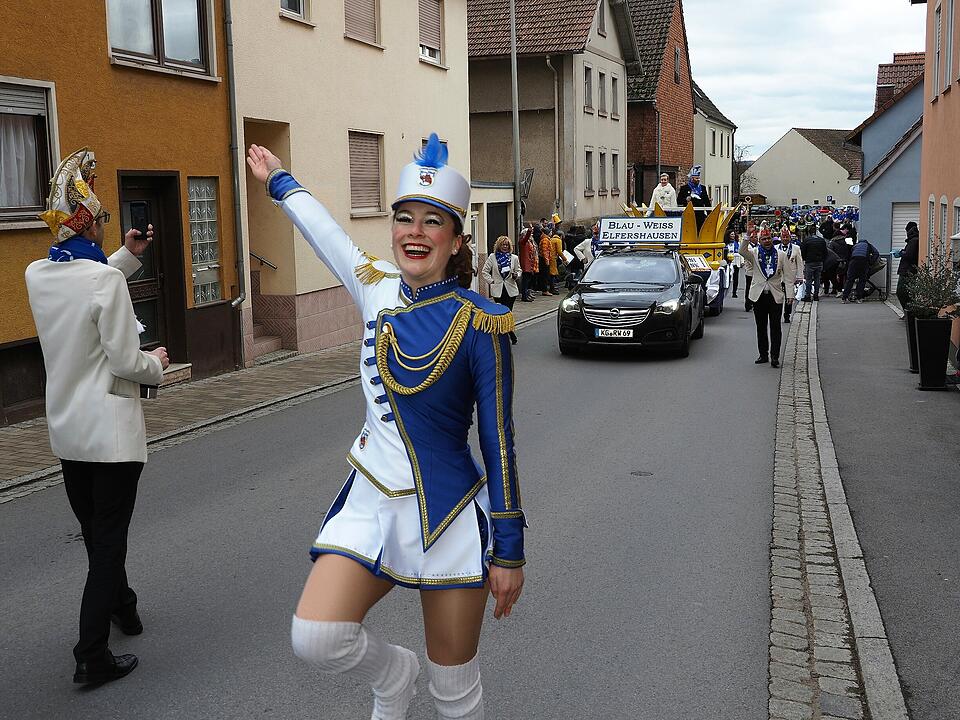 Mit vielen Fuß- und Musikgruppen