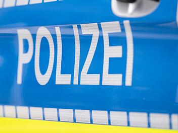 Unfall in Neustadt bei Coburg: Autofahrer kommt von Stra&szlig;e ab