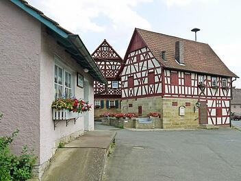Der Dorfplatz mit dem Kelterhaus (links) und dem Brauhaus ist einer der wichtigsten Posten bei der Rossacher Dorferneuerung. Allerdings bereiten die Kosten für die Sanierung des Kelterhauses dem Gemeinderat einiges an Kopfzerbrechen.  Foto: Berthold Köhler