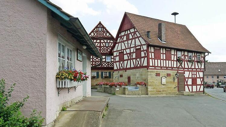 Der Dorfplatz mit dem Kelterhaus (links) und dem Brauhaus ist einer der wichtigsten Posten bei der Rossacher Dorferneuerung. Allerdings bereiten die Kosten für die Sanierung des Kelterhauses dem Gemeinderat einiges an Kopfzerbrechen.  Foto: Berthold Köhler