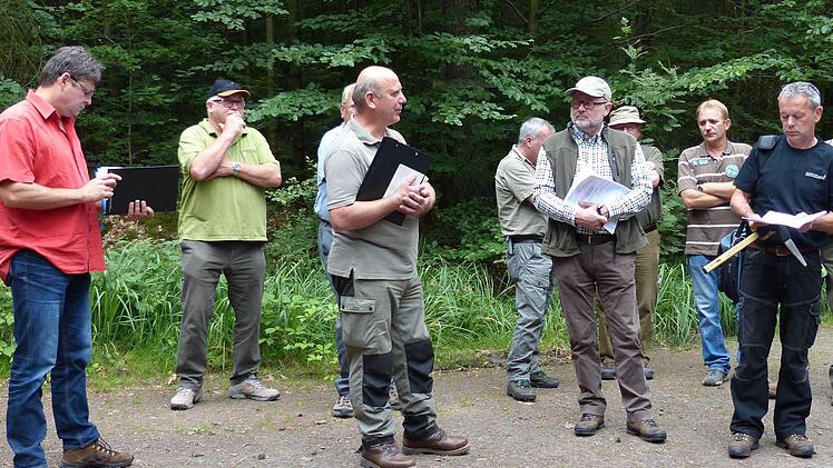 Fortswirtschaftsmeiter Schmitt (dritter von links) sprach die Problematik von Not- und Unfällen im wald an.  Foto: privat