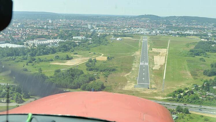 Feuerwehreinsatz am Flugplatz Bamberg: Autofahrer melden "verdächtige Rauchentwicklungen"