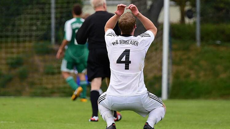 Reine Nervensache I: Schwer genervt ob einer vergebenen Großchance ist André Schmitt vom VfB Burglauer. Foto: Anand Anders