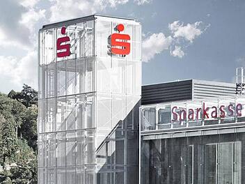 Die Sparkasse Kulmbach-Kronach will die geplanten Filialschließungen nicht rückgängig machen. Vorstand Harry Weiß erläutert die Geschäftspolitik seines Hauses im Kulmbacher Stadtrat. Foto: Sparkasse