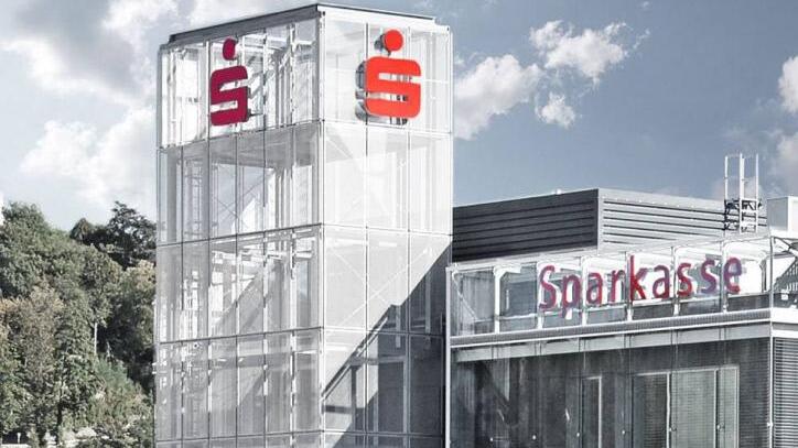 Die Sparkasse Kulmbach-Kronach will die geplanten Filialschließungen nicht rückgängig machen. Vorstand Harry Weiß erläutert die Geschäftspolitik seines Hauses im Kulmbacher Stadtrat. Foto: Sparkasse
