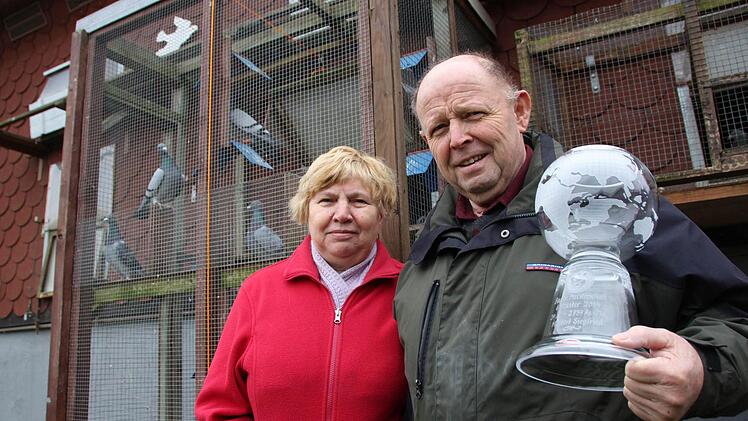 Nadja Boger und Siegfried Markert mit dem Pokal für den 6. Platz. Foto: Benedikt Borst