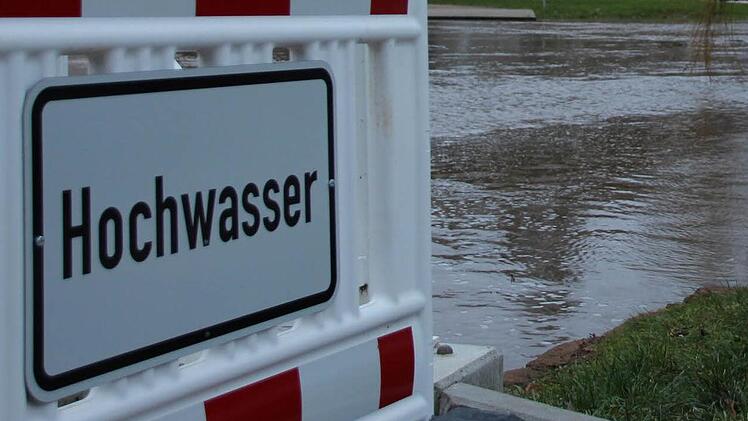 Die Flüsse sind noch voll, auch kleinere Regenereignisse lassen sie gleich wieder anschwellen. Derzeit stabilisieren sich die Pegelstände am Regentenbau in Bad Kissingen und am Golfplatz bei der Meldestufe 1.  Foto: Benedikt Borst