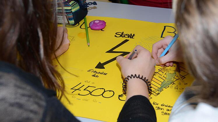 "Bunt statt blau": Kulmbacher Realschüler gestalten Wettbewerbs-Plakate. Foto: Dagmar Besand