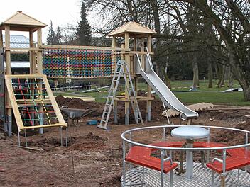 Zwischen Tennisplatz und Minigolf-Anlage entsteht ein Spielplatz für die kleinen Besucher des Staatsbades Bad Brückenau. Foto: Ulrike Müller