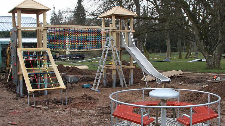 Zwischen Tennisplatz und Minigolf-Anlage entsteht ein Spielplatz für die kleinen Besucher des Staatsbades Bad Brückenau. Foto: Ulrike Müller