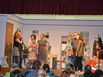 Die Turbulenzen um den Besuch der Ehrenbürgerin in Glosberg, die den Bürgermeister fast zur Verzweiflung bringen, scheinen sich aufzulösen. Das Bild zeigt (von links): Christine Röhricht, Felix Stumpf, Petra Krampe, Karin Spindler, Silvia Hauck, Clemens Spindler, Eva Detsch und Michael Krampe.  Foto: Karl-Heinz Hofmann