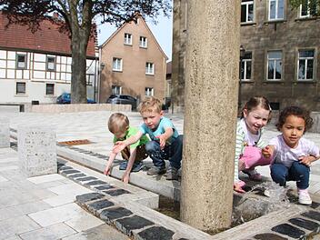 Leon, Niklas, Jule und Alya spielen am neuen Brunnen. Foto: Heike Beudert
