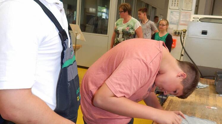 Besucher durften auch selbst kleine Rennautos zusammensetzen.