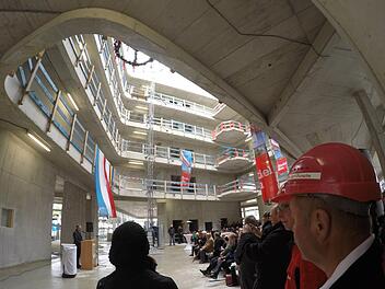 Das Atrium im Neubau des Landratsamts Erlangen-Höchstadt machte beim Richtfest Eindruck. Rund 40 Millionen Euro soll der Bau kosten. Foto: Christian Bauriedel