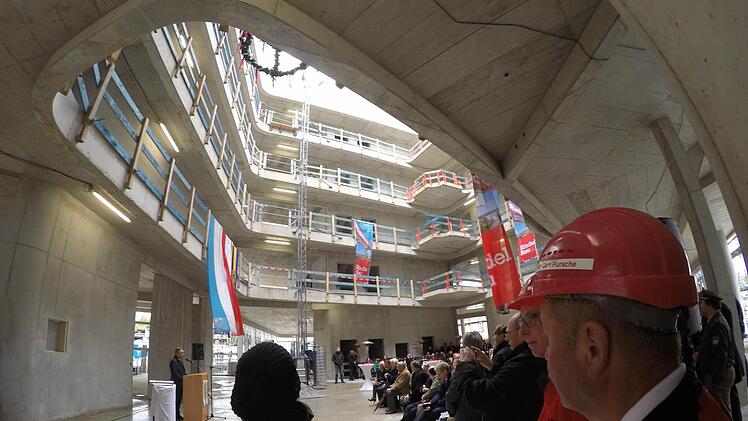 Das Atrium im Neubau des Landratsamts Erlangen-Höchstadt machte beim Richtfest Eindruck. Rund 40 Millionen Euro soll der Bau kosten. Foto: Christian Bauriedel