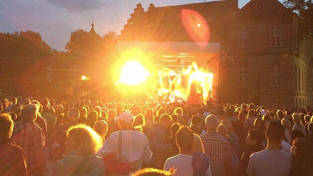 Die Konzerte im Schlosshof von Eyrichshof schlagen sich auch in den &Uuml;bernachtungs-Statistiken nieder. Fotos: Ralf Kestel