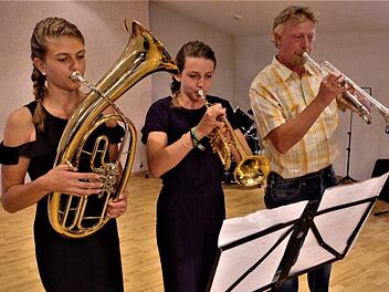 Emily Weiß und Hanna Vogel präsentierten "Eine alte Melodie" mit Lehrkraft Stefan Reuther. Zum Einsatz kamen Tenorhorn und Trompete.Gerd Fleischmann