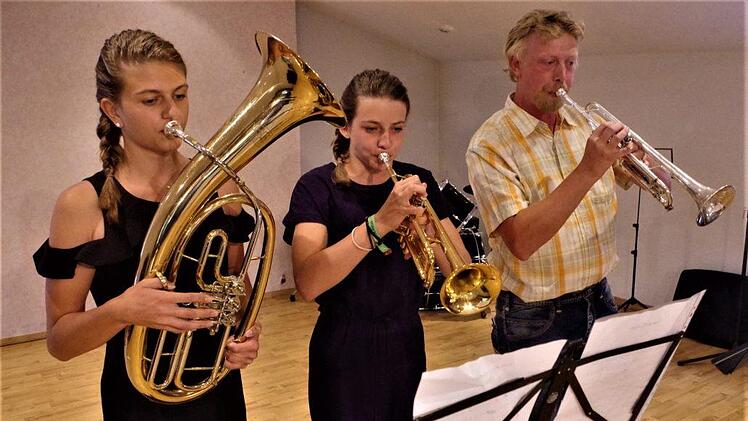 Emily Weiß und Hanna Vogel präsentierten "Eine alte Melodie" mit Lehrkraft Stefan Reuther. Zum Einsatz kamen Tenorhorn und Trompete.Gerd Fleischmann