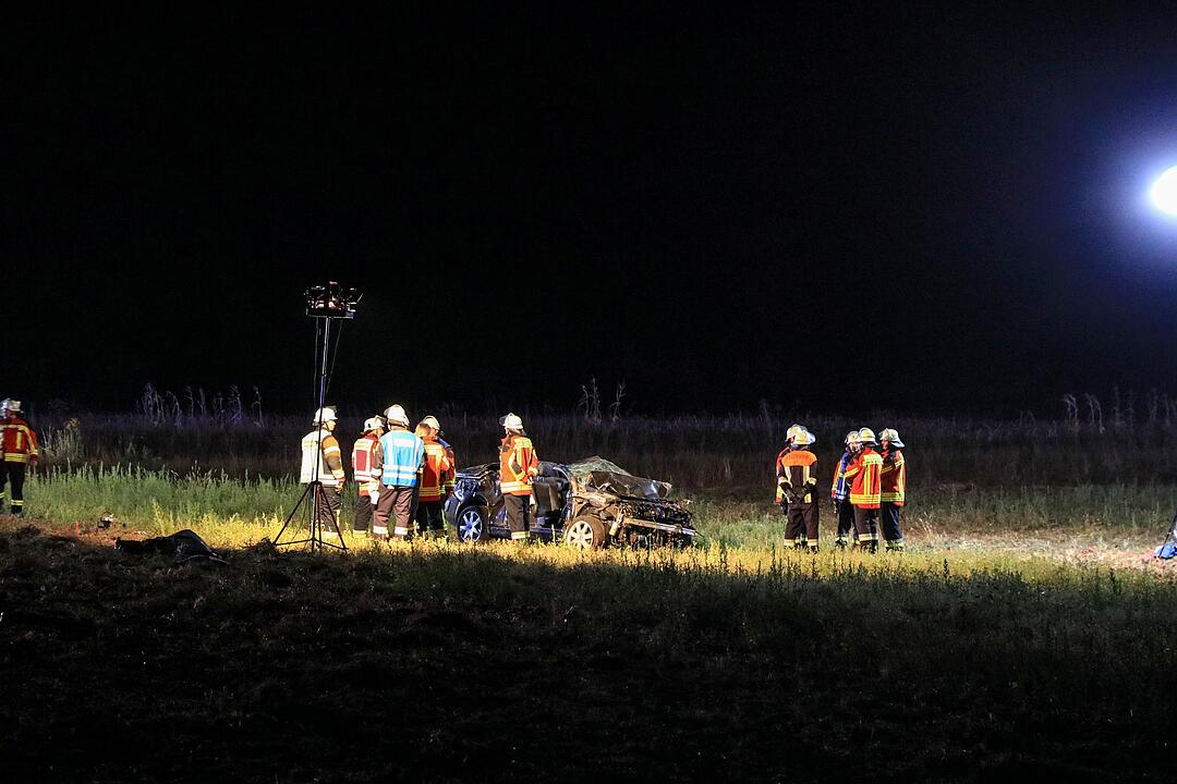 Kreis Erlangen: Cabrio überschlägt sich auf Acker mehrfach - Fahrer schwer verletzt
