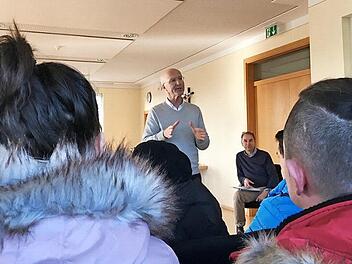 Bürgermeister Gerd Schneider bei der Besprechung mit den Mietern des Mehrfamilienhauses, in dem es vor wenigen Tagen brannte. Fotos: Schreiber