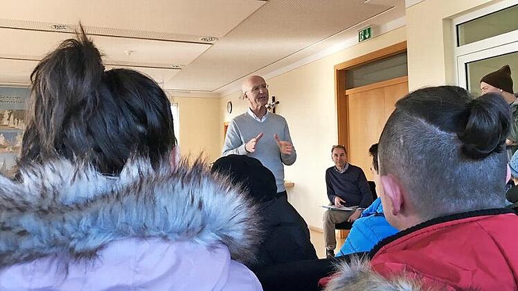 Bürgermeister Gerd Schneider bei der Besprechung mit den Mietern des Mehrfamilienhauses, in dem es vor wenigen Tagen brannte. Fotos: Schreiber