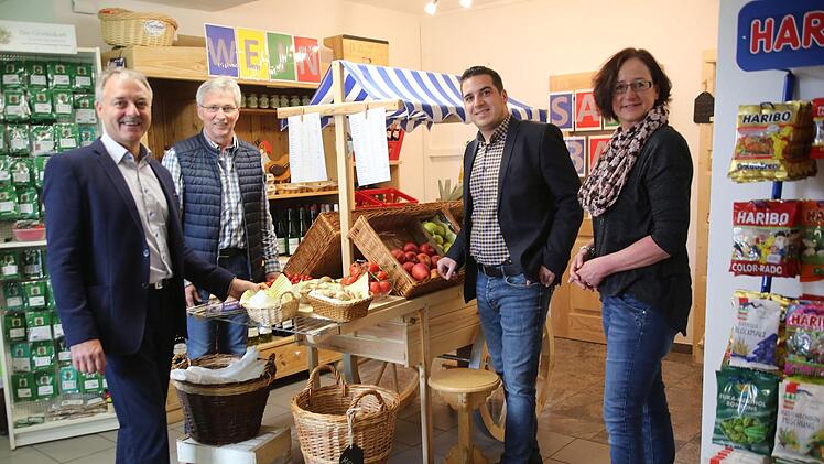 Die Ecke mit den regionalen Produkten hat es Bertram Rippl, Jürgen Schramm (Projektgruppe), Bürgermeister Maximilian Neeb und Andrea Jahn vom Dorfladen-Team (von links) besonders angetan. Foto: Bettina Knauth