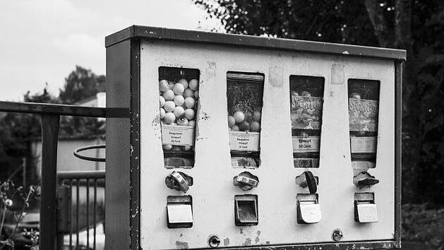 Die Polizei sucht nach zwei Jugendlichen. Sie sollen am Freitag in Hirschaid (Kreis Bamberg) Kaugummiautomaten aufgebrochen haben. Symbolfoto: Tommy_Rau