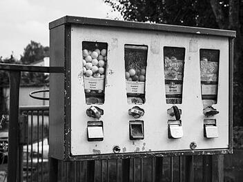 Die Polizei sucht nach zwei Jugendlichen. Sie sollen am Freitag in Hirschaid (Kreis Bamberg) Kaugummiautomaten aufgebrochen haben. Symbolfoto: Tommy_Rau